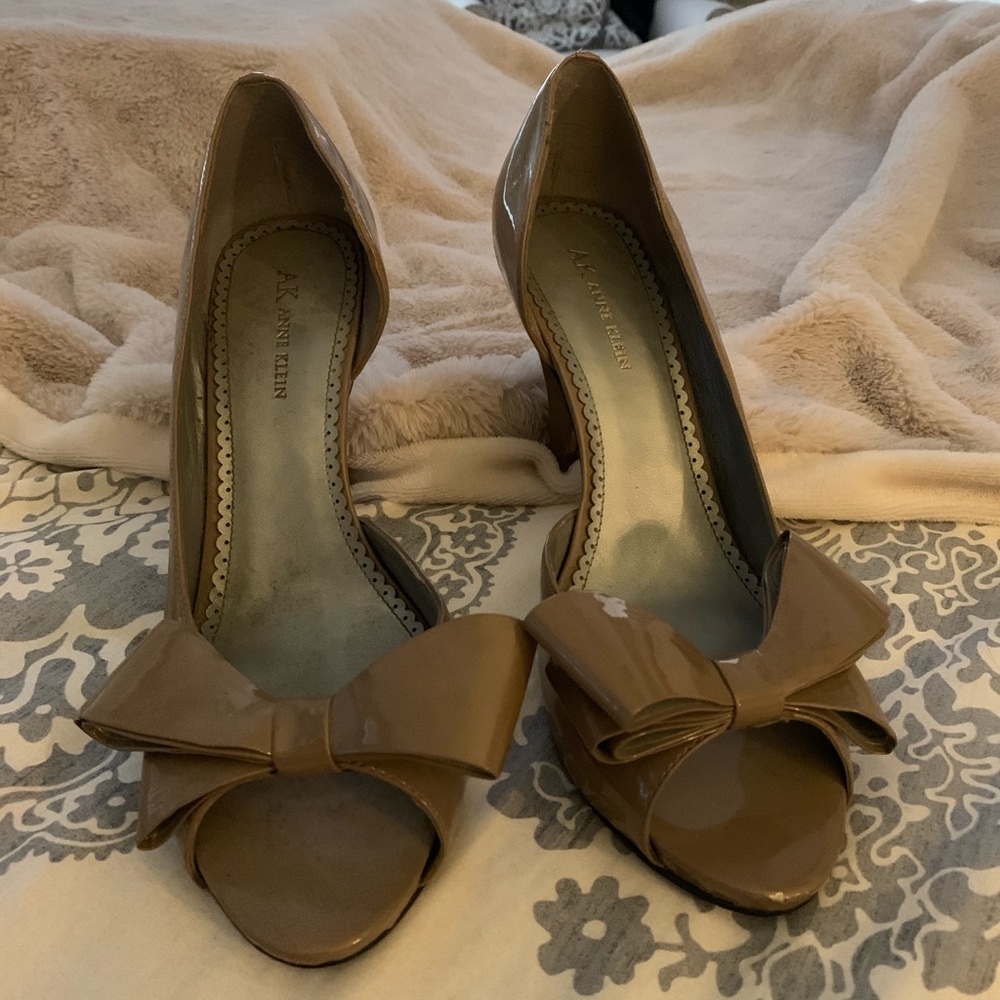 Anne Klein Bow Heels. Size 9M